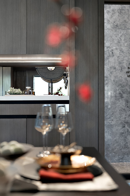 93平米新中式风格五室餐厅装修效果图，酒柜创意设计图