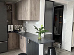 80平米轻奢风格三室厨房装修效果图，吧台创意设计图
