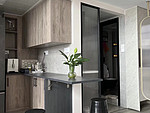 80平米轻奢风格三室厨房装修效果图，收纳柜创意设计图