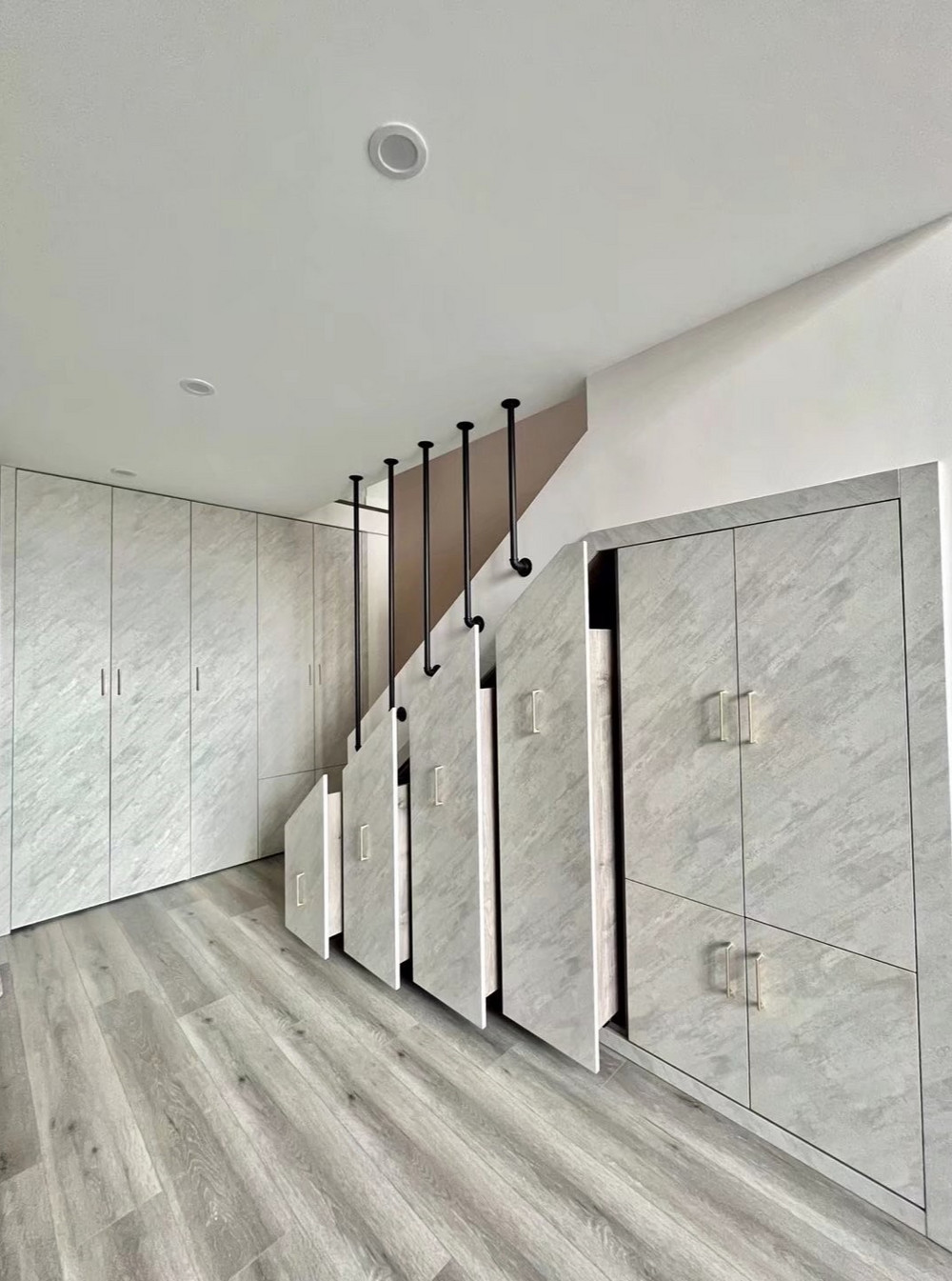 80平米轻奢风格三室走廊装修效果图，楼梯创意设计图
