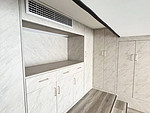84平米轻奢风格三室客厅装修效果图，收纳柜创意设计图