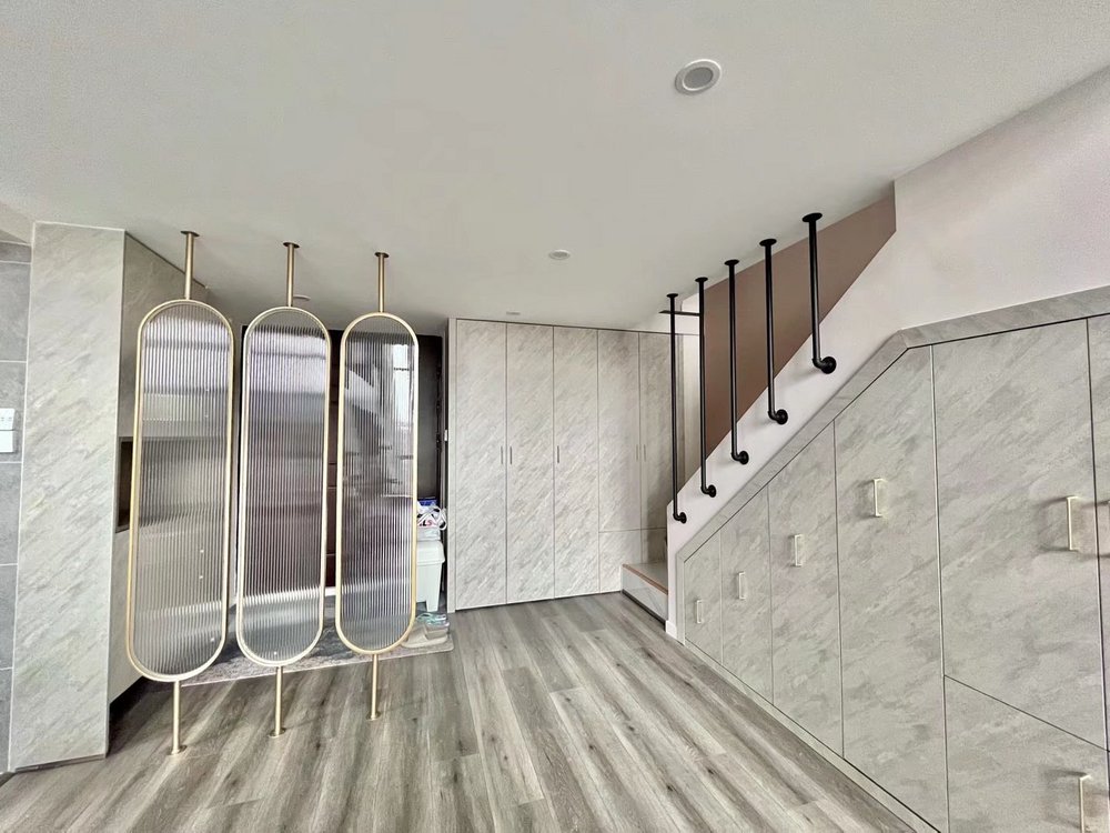 80平米轻奢风格三室客厅装修效果图，楼梯创意设计图