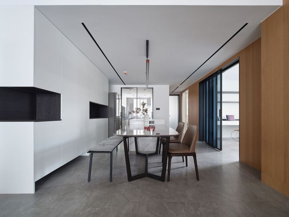 139平米现代简约风三室餐厅装修效果图，餐桌创意设计图