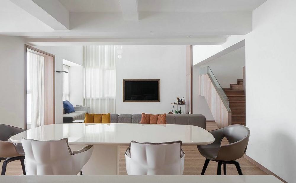 123平米现代简约风三室客厅装修效果图，墙面创意设计图