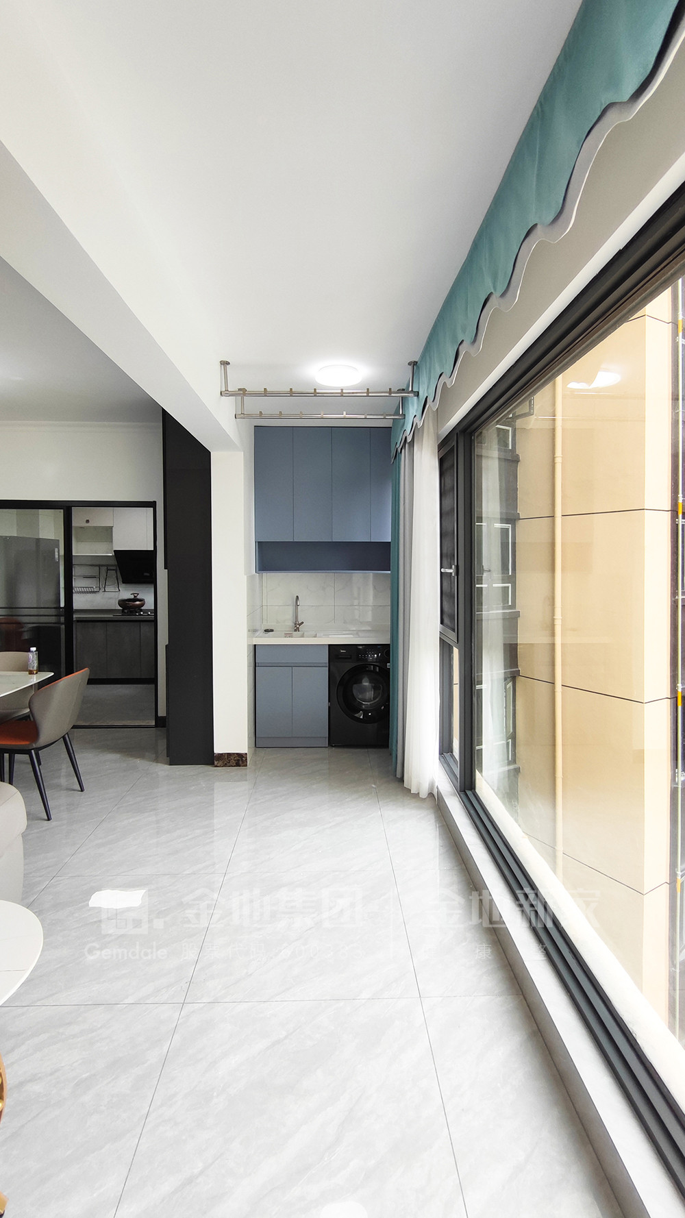 97平米现代简约风三室阳台装修效果图，盥洗区创意设计图