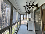 85平米现代简约风三室阳台装修效果图，收纳柜创意设计图