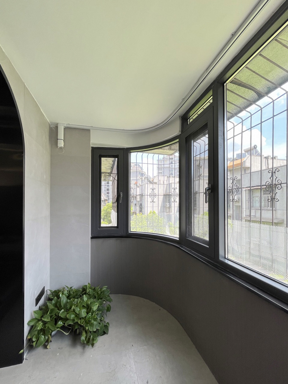 74平米现代简约风三室阳台装修效果图，墙面创意设计图
