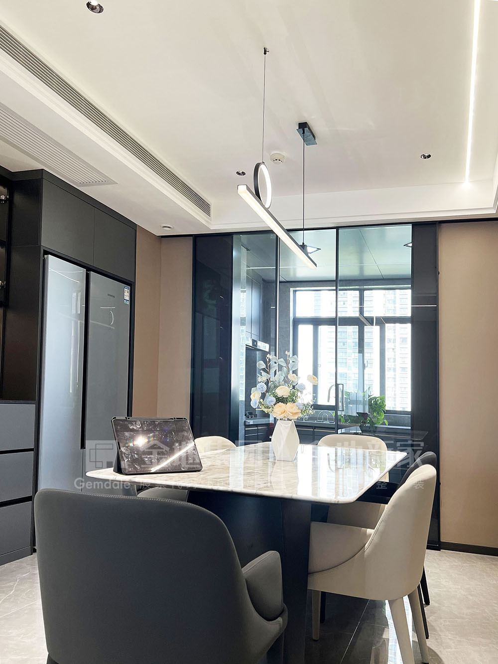 168平米现代简约风三室餐厅装修效果图，餐桌创意设计图