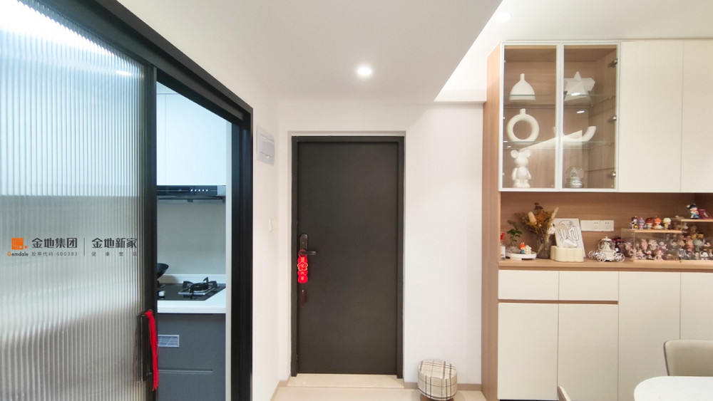 80平米现代简约风二室玄关装修效果图，玄关柜创意设计图
