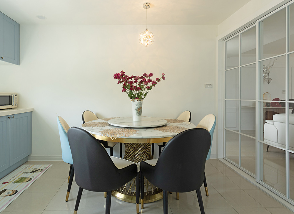 105平米美式风格三室餐厅装修效果图，餐桌创意设计图
