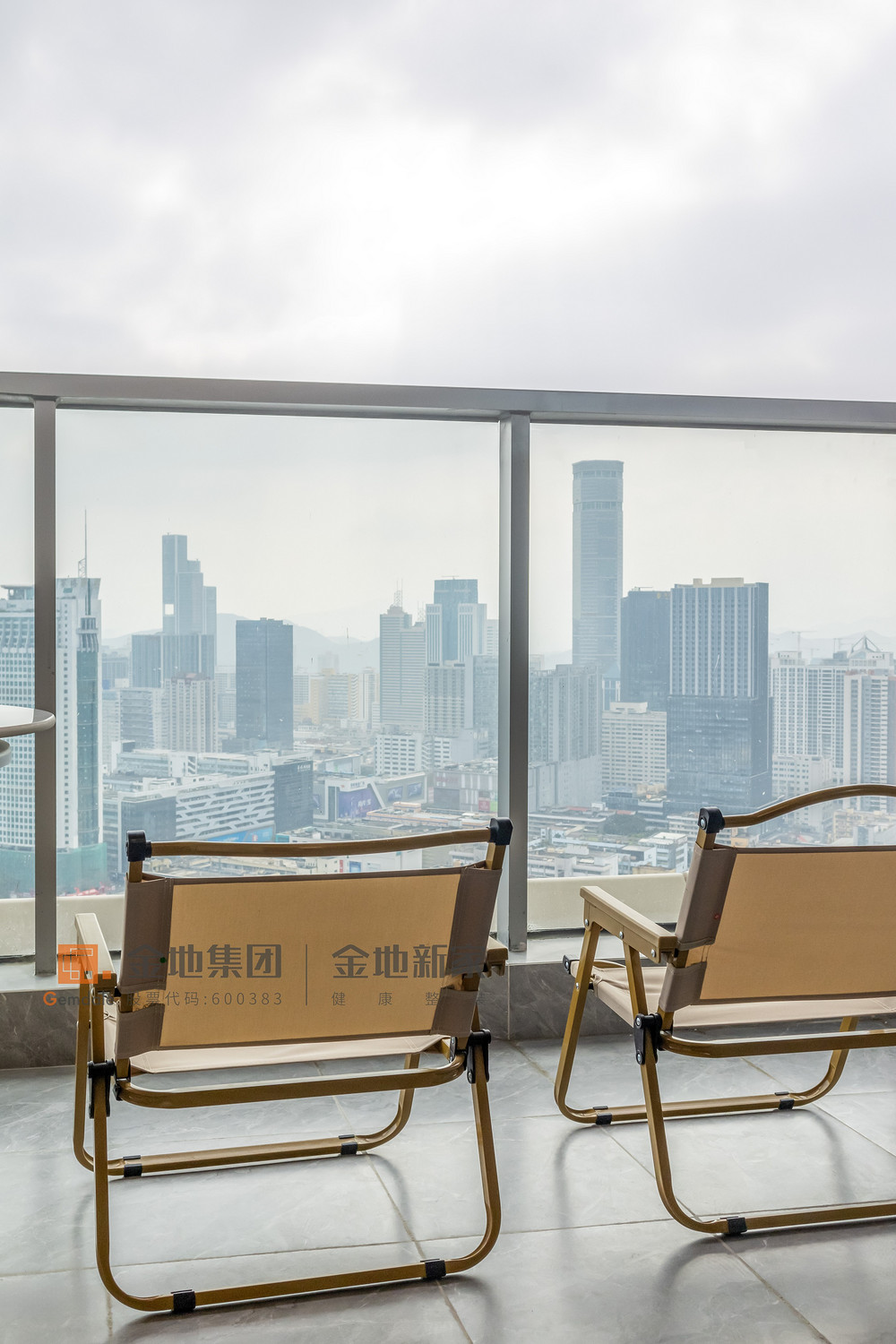 105平米现代简约风三室阳台装修效果图，餐桌创意设计图