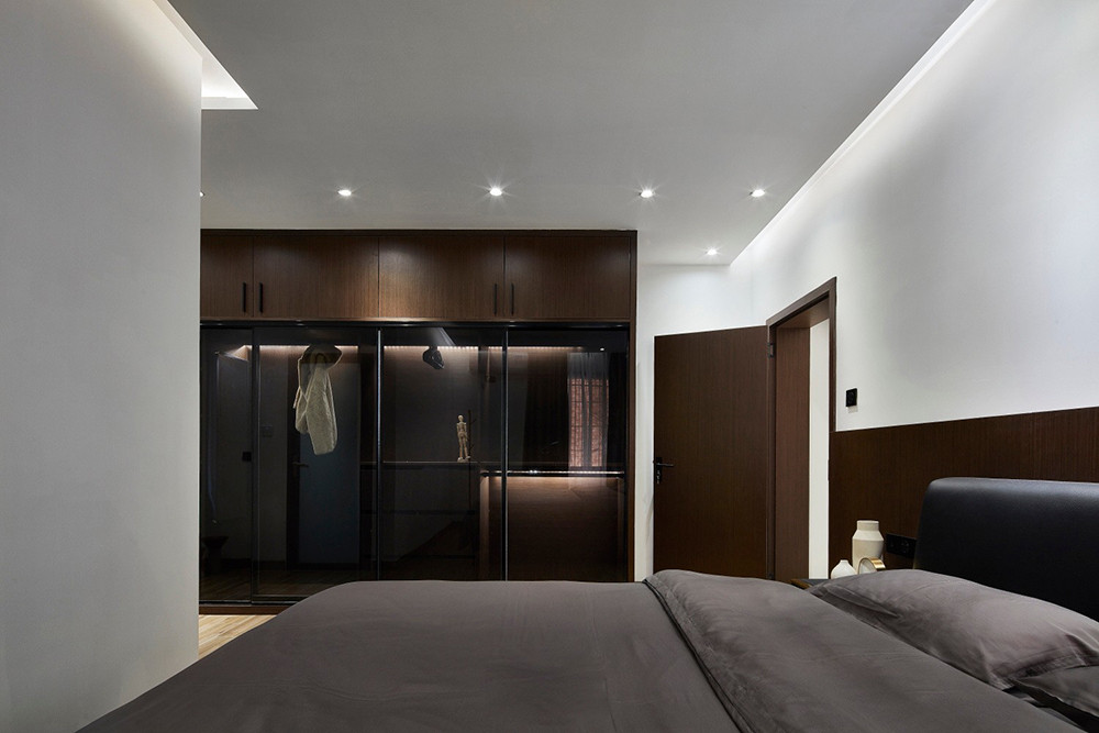 109平米现代简约风三室卧室装修效果图，衣柜创意设计图