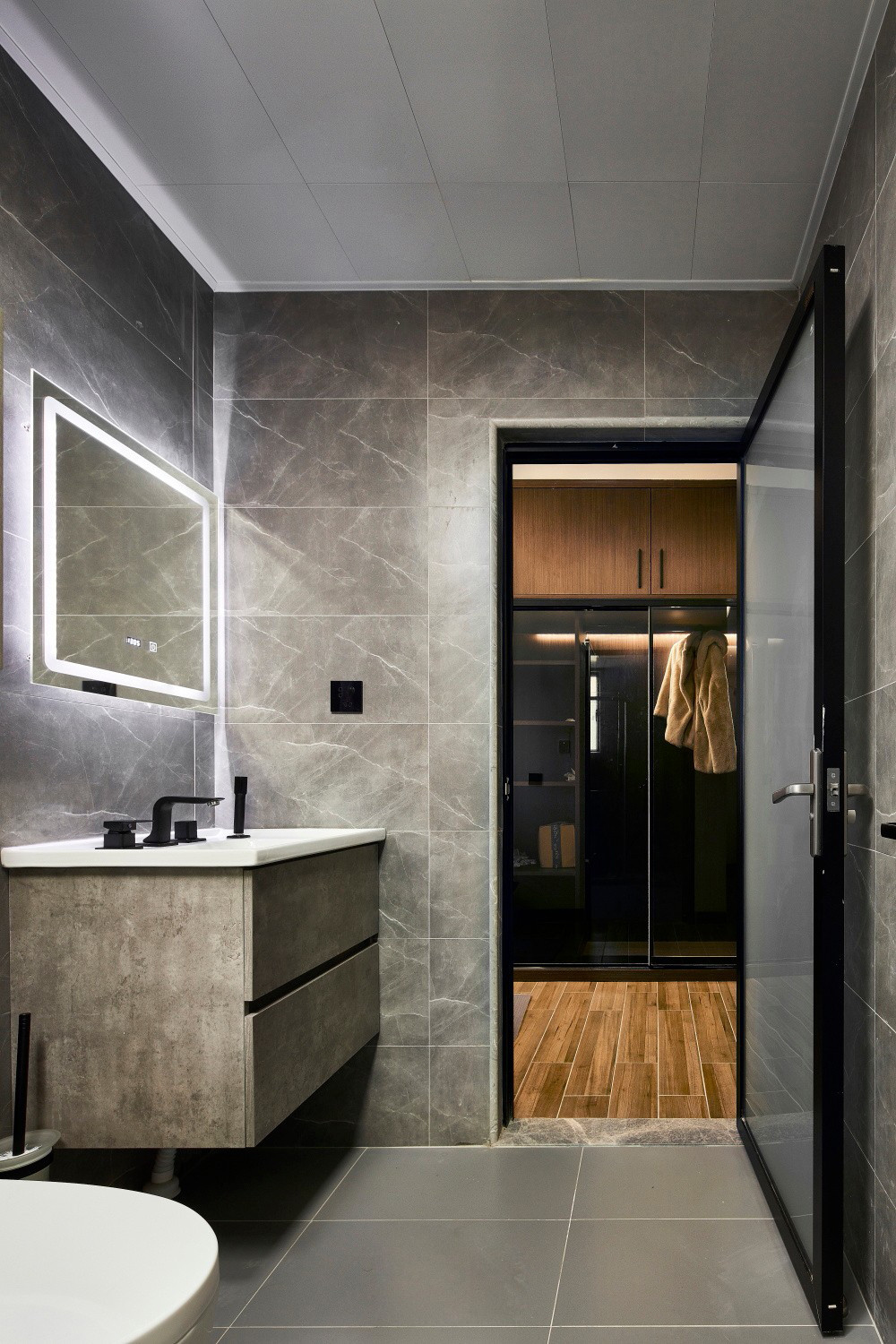 109平米现代简约风三室卫生间装修效果图，盥洗区创意设计图