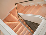 130平米现代简约风三室走廊装修效果图，楼梯创意设计图