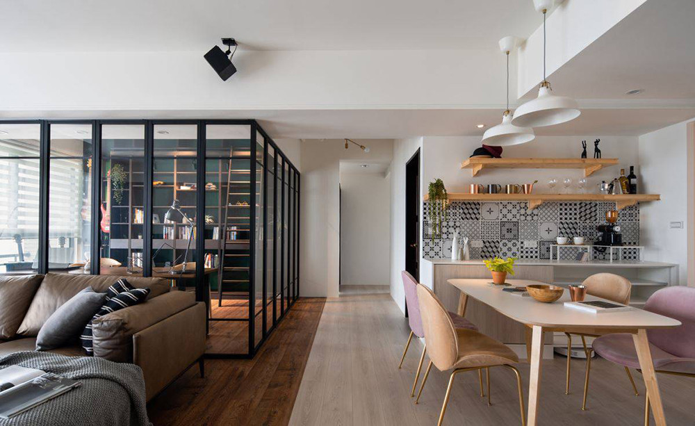 124平米混搭风格三室客餐厅装修效果图，地板创意设计图