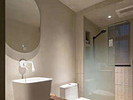 99平米现代简约风二室卫生间装修效果图，墙面创意设计图