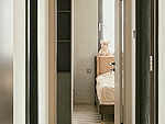 80平米轻奢风格三室走廊装修效果图，门窗创意设计图