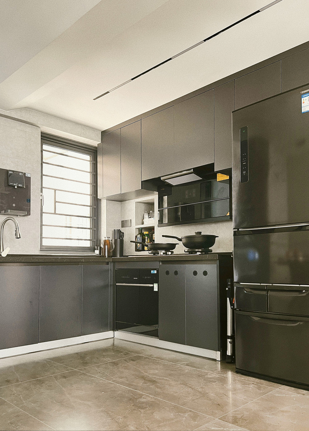 78平米轻奢风格三室厨房装修效果图，橱柜创意设计图