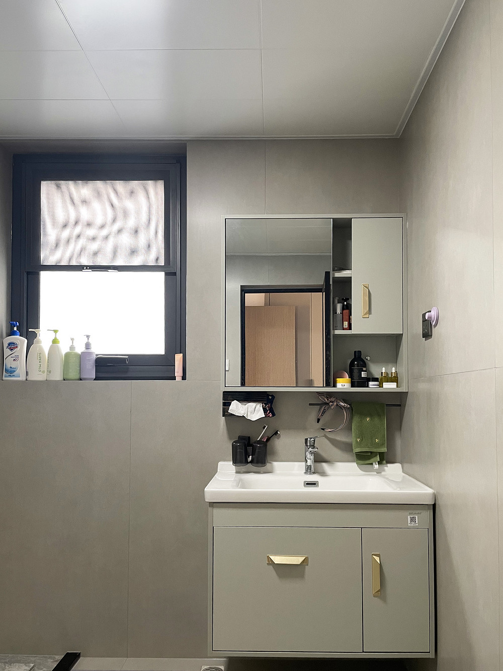 197平米现代简约风四室卫生间装修效果图，盥洗区创意设计图