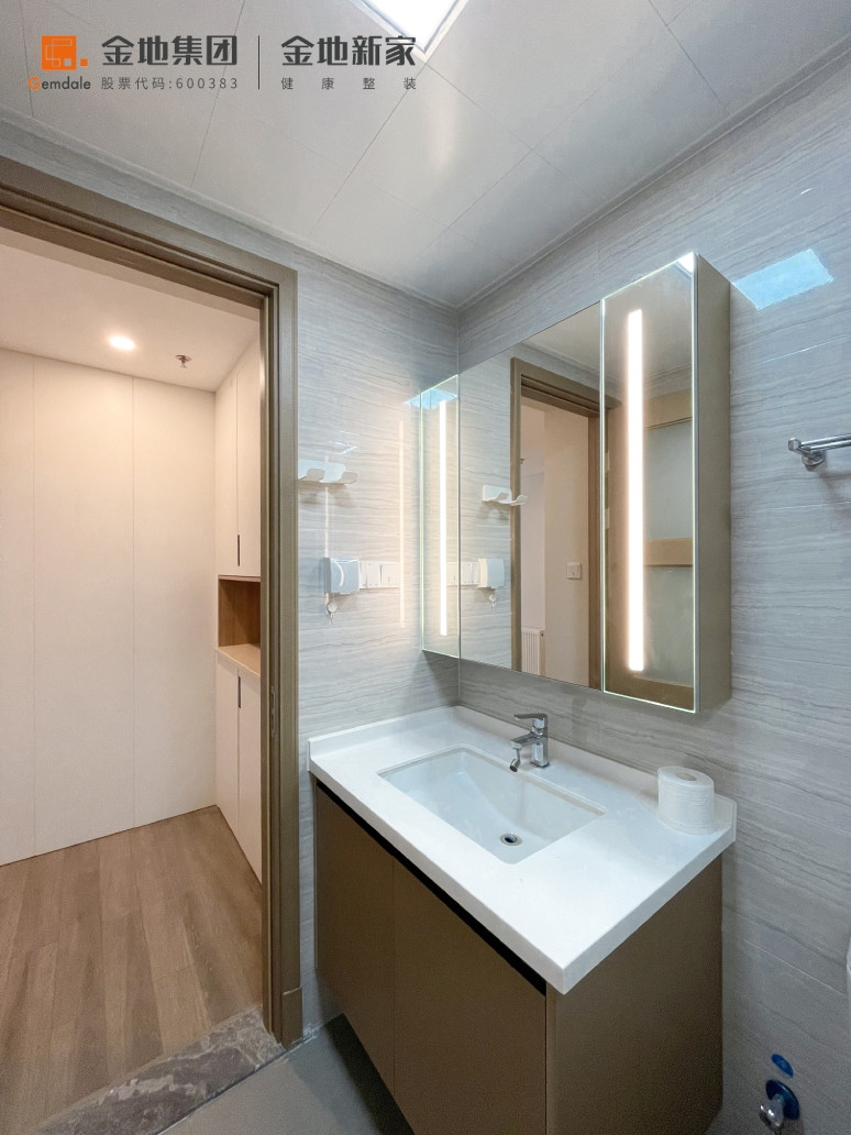131平米现代简约风三室卫生间装修效果图，盥洗区创意设计图